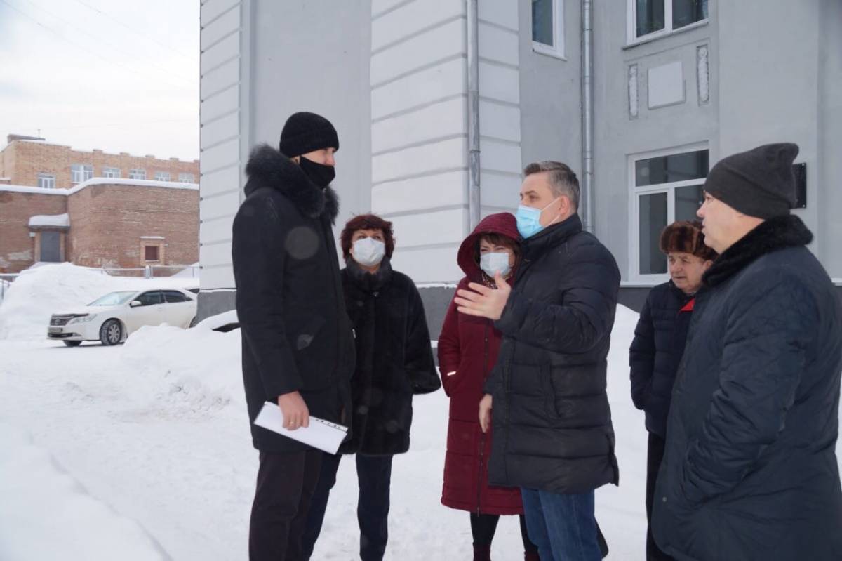 Глава Дивногорска Сергей Егоров проверил ремонтные работы молодежного центра quot;Ди